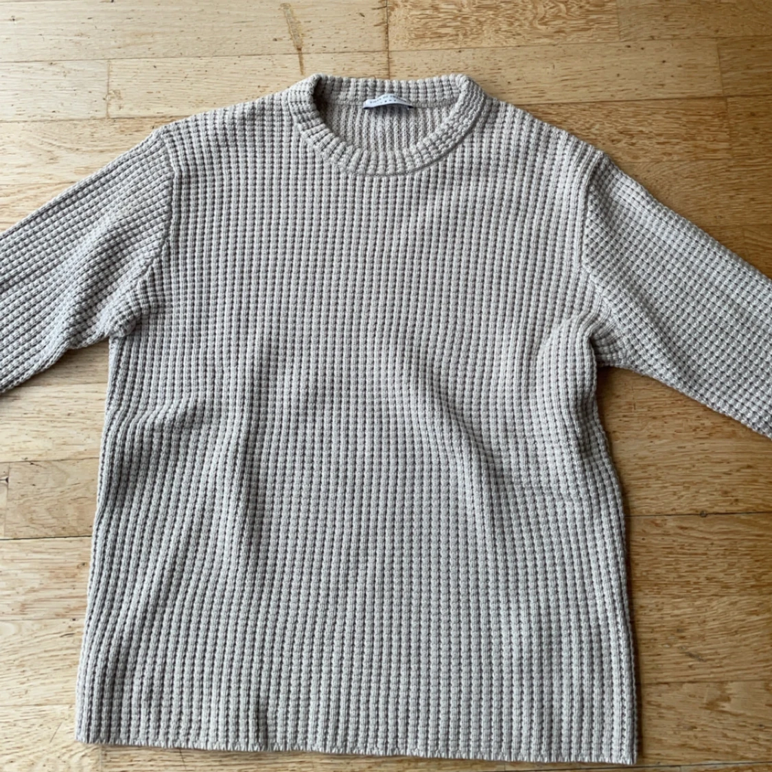 Beige stickad tröja från Tiger of Sweden