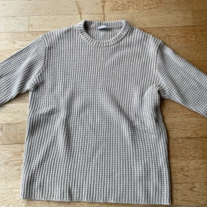 Beige stickad tröja från Tiger of Sweden - Säljer en beige stickad tröja från Tiger of Sweden. Privat vid fler frågor! 