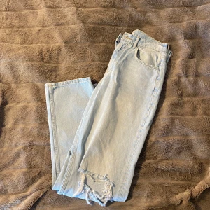Ljusblå jeans - Ljus blå jeans ifrån Gina Tricot, storlek 38. Knappt använda, så i fint skick. Dessa går ej att köpa längre. 