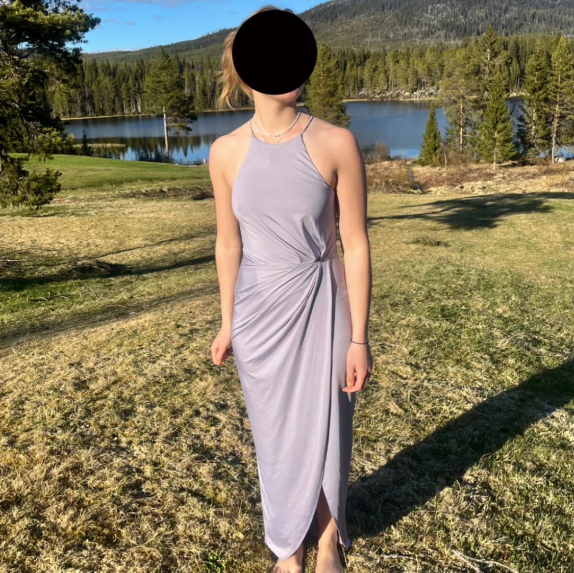 Ljuslila långklänning med omlott och halterneck