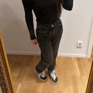 Svarta jeans från Gina Tricot  - Svarta högmidjade jeans i storlek 34 från Gina tricot.