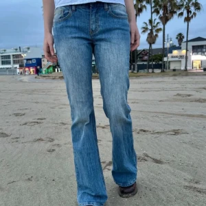 Brielle 90s jeans  - Brielle 90s jeans från brandy Melville! One size och low waist, så fina💙knappt använda, skulle säga passar storlek S 