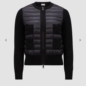 SÖKER Moncler cardigan - SÖKER!!!!!! Jag söker en Moncler cardigan i storlek XS elr storlek 0 eller 1. Kontakta mig om någon har en! 