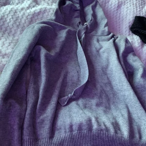 Grå hoodie från Primark - Mysig grå stickad hoodie från Primark i storlek XS. Tröjan har huva med dragsko och breda ribbade muddar vid ärmslut och nederkant. Perfekt för en avslappnad stil.