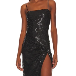 BALKLÄNNING!! - Jätte fin svart glittrig balklänning. Bilderna fick inte riktigt plats skriv för fler bilder. Den är aldrig använd då jag hittade en annan. Orginalpris är 1200 men säljer för 800 då den endast är provad på. Den kommer från revolve