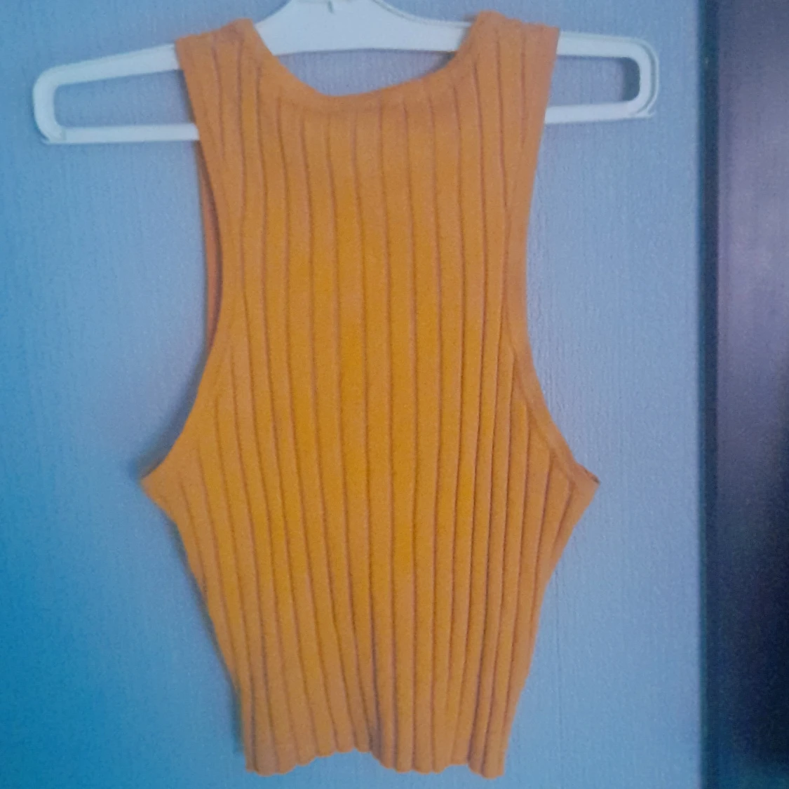 Ribbad croppad linnetopp i senapsgult från Divided - 2