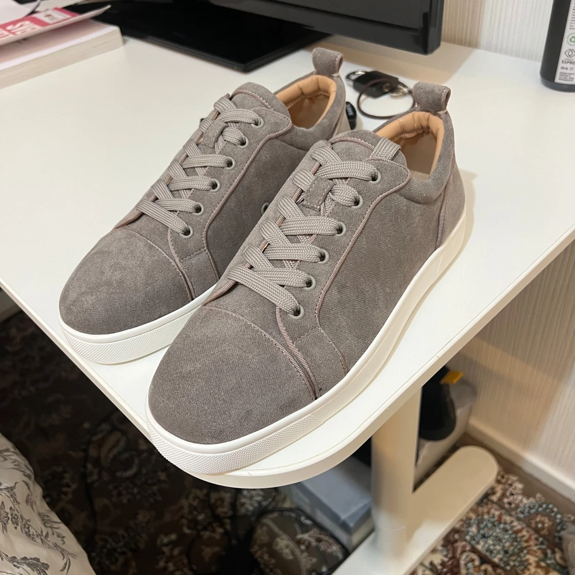 Gråa louboutin skor  - 1