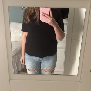 Soft goat  - En basic svart t-shirt i mjuk bomull med rund hals och korta ärmar. Passformen är normal och modellen är enkel utan synliga detaljer eller mönster. Perfekt till jeans eller andra vardagslooks.