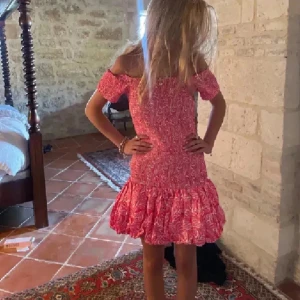 Rosa klänning  - Snygg rosa klänning som inte sälja längre. Super bra skick, bara använd 1 gång