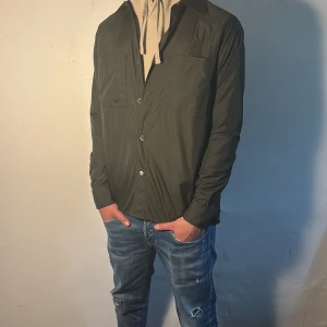 Mörkgrön overshirt från stenströms (Helt Ny) - Mörkgrön overshirt från stenströms | Storlek M | Skick 10/10 helt ny | Retail 2000kr |Tveka ej vid frågor eller funderingar