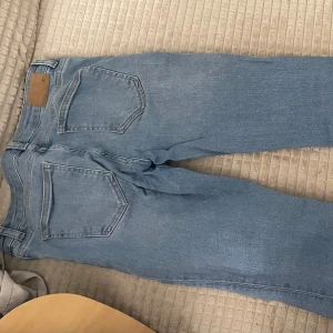 Ljusblå jeansbyxor från 157 - Säljer ett par klassiska ljusblå jeansbyxor från 157 i storlek S. Byxorna har raka ben, fem fickor och normal passform. Perfekta för en avslappnad stil och passar till det mesta. Full längd och traditionell jeanslook.Pris kan diskuteras och köparen står för frakten💕