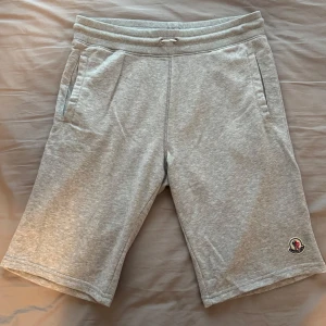 Moncler shorts - Gråa Moncler shorts jätte fina snygga stilrena och sköna, passar till att ha på lite varmare dagar eller festligare tillfällen, pris kan diskuteras vid snabb affär.