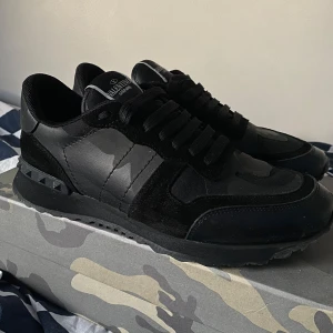 Valentino Rockrunners  - Snygga svarta Rockrunners från Valentino med ett stilrent utseende. Skorna har en kombination av mocka och skinn. Skorna är i storlek 44 och är i mycket bra skick! 