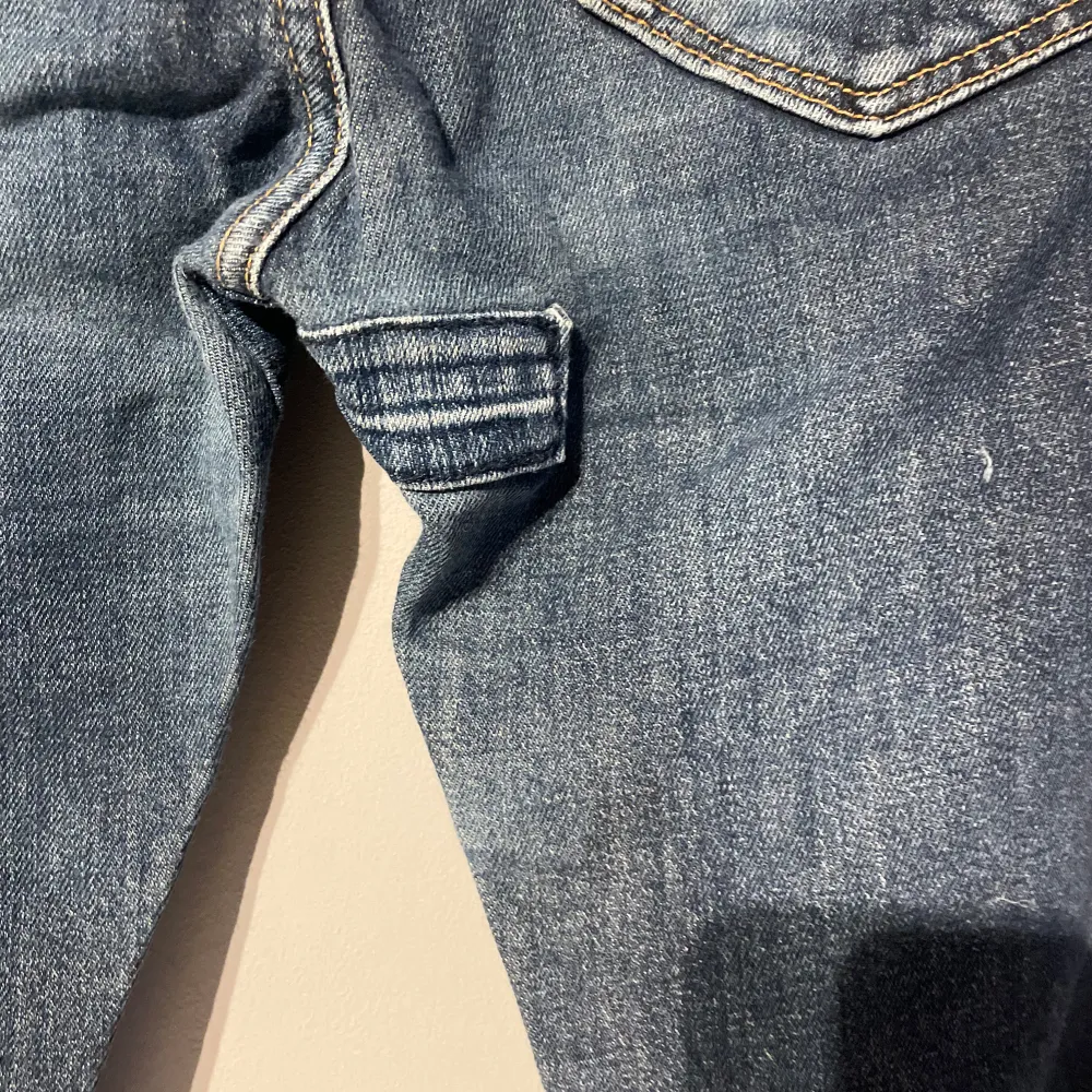 Snygga blå jeansbyxor från Levis. De är slim fit och är storlek 29/32. Märkeslappen syns tydligt på baksidan. De har haft ett hål vid skrevet men är lagat och syns knappt tycker jag.. Farkut & Housut.
