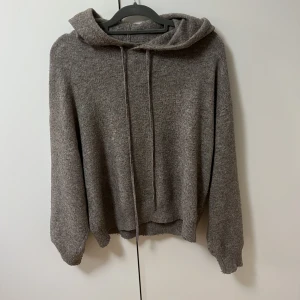 Beige stickad hoodie - Mysig grå stickad hoodie med luva. Den är från lindex. 💗bra skick🥰