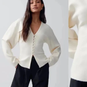 Vit kofta med knappar - Säljer en stilren vit kofta med knappar framtill. Koftan har en v-ringad design och långa ärmar, perfekt för en elegant look. Passar bra till både jeans och kjol.