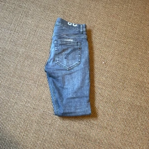 Dondup George jeans - Säljer nu dessa skit feta dondup George jeans. Storlek 28, riktigt bra skick. 