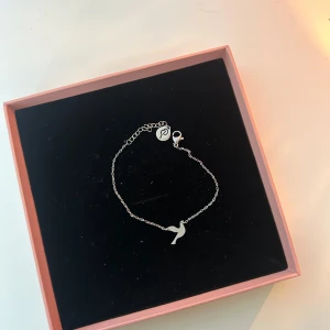 Silverarmband med duva - Armband i silver med en duva, från Edblad. 