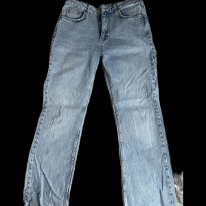 bootcut jeans  - super snygga ljusblåa bootcut jeans från Gina Tricot! köpta förra året men inte kommit till så mycket användning, storleken på byxorna står 40 men sitter mer som 38. priset går att diskuteras!