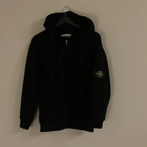 Stone island kofta - En riktigt skön stone island kofta. Strlk S.😁 Aldrig använd med tagg och påse!💯 Skicket är i nyskick. För mer frågor skicka DM!👍😀