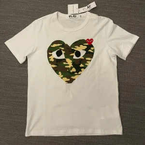 CDG T-shirt - Fet t-shirt från cdg. Strl M. Hör av dig om du har frågor!