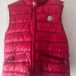 Moncler gui down väst - Skick 10/10, köpt från merchsweden