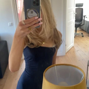 Mörkblå långklänning från Gina  - Mörkblå soft touch klänning från Gina, köptes här på plick men var tyvärr för stor så säljer vidare💓 