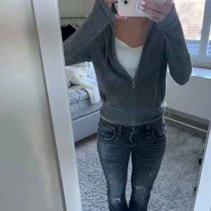 Grå zipup från soft goat  - Säljer en mörkgrå zip up från Soft Goat då den ej kommer till användning. Endast använd några få gånger.