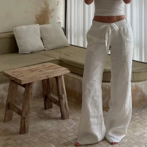 ALOBHA LABEL linnebyxor  - Säljer mina linnebyxor från alobha label i xs. Byxorna är lite smutsiga längst ner eftersom att dom är långa, (säljer även tröjan på sista bilden) nypris är 799💕