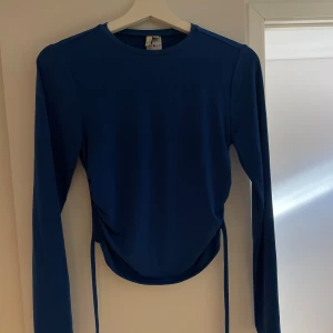 Blå topp från Nelly - Mörkblå snygg topp från Nelly, med knyten i ryggen🫶🏽