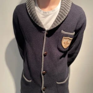 Mörkblå kofta från Morris - Säljer en stilren mörkblå kofta från morris. Storleken är small men passar för typ medium. Tröjans material är väldigt rejält och är i toppen skick. Nypriset är cirka 2500 kr och vi säljer den för endast 699 kr!!!. Hör av er med frågor. Priset är inte satt än så vi är uppna för prisförslag.