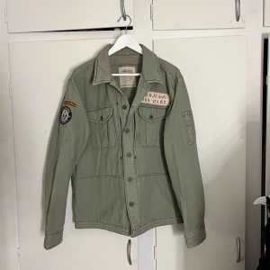 Ralph Lauren jacka - Ralph Lauren vårjacka/fieldjacka i ett perfekt skick då den nästan aldrig är använd. As snygg grön färg och den är relativt tunn vilket ör perfekt till våren⭐️L men passar M mycket bra. Hör av er om fler bilder.