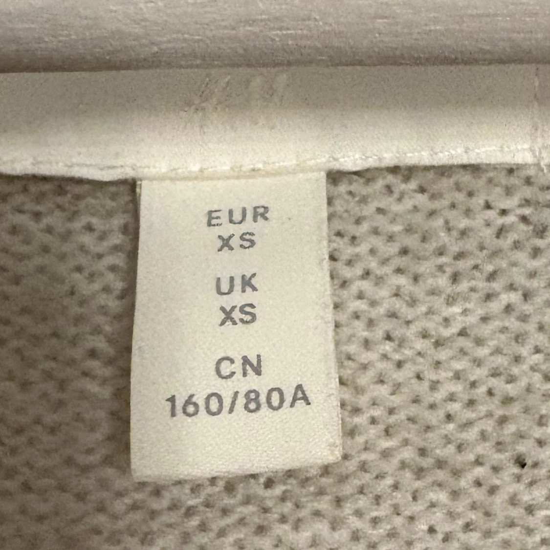 Grå kofta med pärlknappar - 2