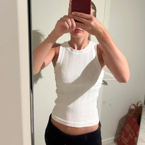 Nytt linne Gina Tricot - Säljer detta helt nya linnet från Gina Tricot. Säljer då jag äger ett likadant i annan storlek och detta kommer därför inte komma till användning 💕Endast prislapp är borttagen