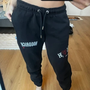 Hoodrich mjukisbyxor - Skriv för fler bilder 