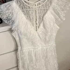 Vit spetsklänning från bubbelroom - Säljer en vacker vit spetsklänning från bubbelroom. Klänningen har använts 1 gång och har inte defekter alls. Perfekt för studenten! Obs lånade bilder, säljer den då jag hittat en annan klänning💕kostar 900kr i vanliga fall. 