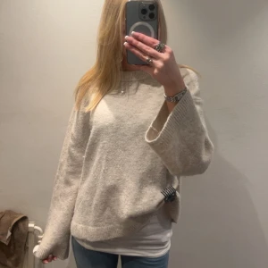 Beige stickad tröja från Gina Tricot - Jättefin och mysig stickad tröja från Gina Tricot i deras Premium Quality! storlek M. Säljer för att den tyvärr är för att den är för stor för mig. Tvättar såklart innan postningen men är på semester så skickar direkt när jag kommer hem 💞  (Pris kan diskuteras!) 