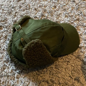 Vintage Military Cap - Väldigt fin svensk keps/mössa från typ 60-70 tal som använts i militären, perfekt inför höst och vinter, skriv vid fler frågor!