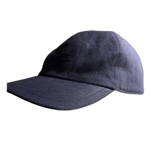 Mörkblå keps från Loro Piana - Snygg mörkblå keps från Loro Piana med broderad logotyp framtill. Kepsen har en klassisk design med justerbar rem baktill för perfekt passform. Tillverkad i högkvalitativt material för en lyxig känsla.