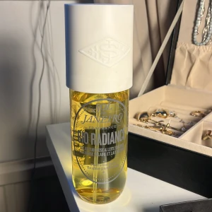 Sol de Janeiro Rio Radiance Perfume Mist - Luktar solkräm och sommar! Använt lite som man ser på bilderna. Inga defekter. Nypris:350
