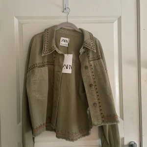 Grön jacka från Zara - Säljer denna jättesöta vårjackan från Zara. Aldrig använt, då kappen fortfarande är kvar! Pris kan diskuteras💕💕