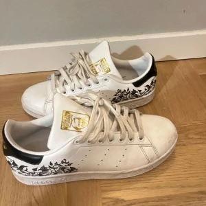 Vita Adidas Stan Smith med svart blommönster - Säljer ett par unika vita Adidas Stan Smith sneakers 🤍🤍(gör rent dem innan jag skickar såklart)
