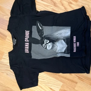 Svart t-shirt med Ariana Grande-tryck - Ariana Grande Dangerous Woman t shirt storlek L men mycket mindre i storleken