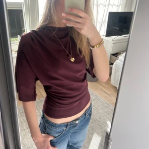 Vinröd topp - Superfin topp från Gina, säljer på grund av att den inte kommit till användning💕 