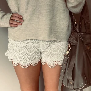 Vita spets shorts - Snygga vita shorts med vacker spetsdesign. Perfekta för en somrig look med en avslappnad passform. De har en elegant och feminin stil som passar bra till olika toppar. De har 2 snören längst upp också💗