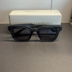 Chimi glasögon - Nästan helt oanvända köpta för ungefär ett halvår sen och i helt perfekt skick. Färgen är dark grey