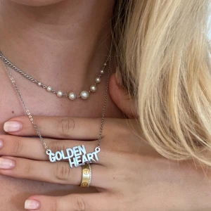 IOUAKU ”golden heart” halsband  - Halsband i silver från IOUAKU. Köpt i Stockholm på affären för 499kr. 