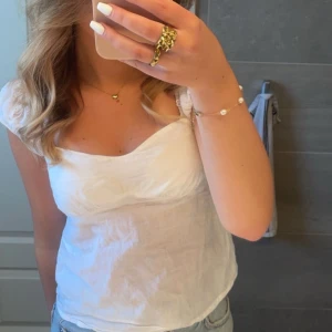 Vit sommar topp - Säljer denna jätte fina toppen från nellie då den blivit för liten💕💕