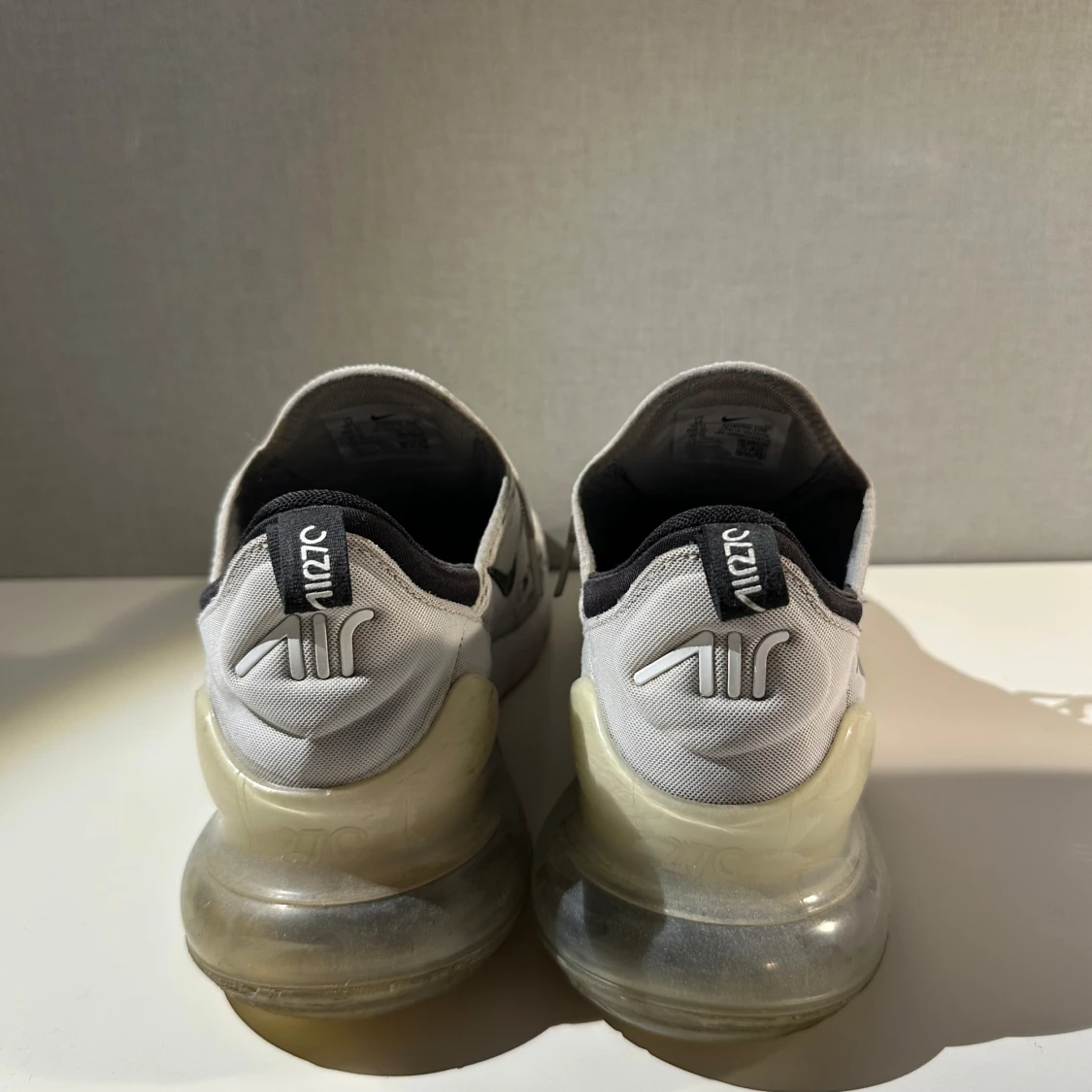 Nike Air Max 270 i vit och svart - 3