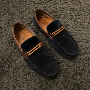 Loafers  - Riktigt feta loafers som är väldigt bekväma och med mocka i helt perfekt skick. Storlek 42 